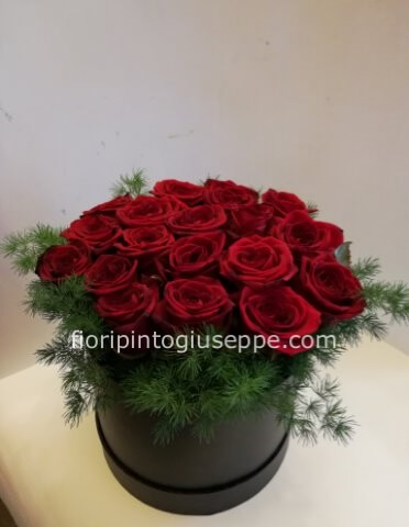 scatola di rose rosse tonda