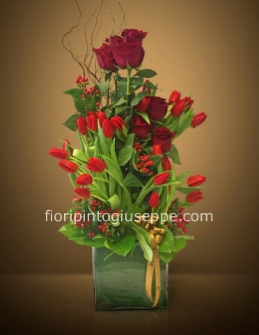 composizione con rose tulipani