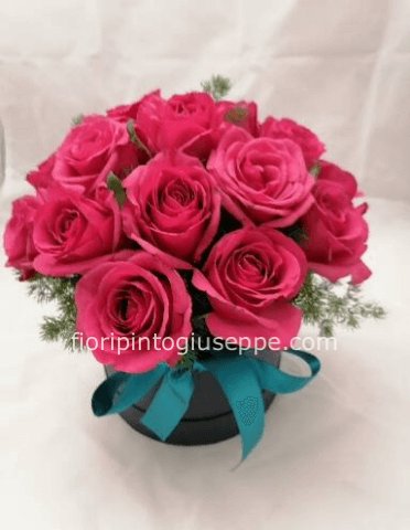 elegante composiziopne di rose in scatola