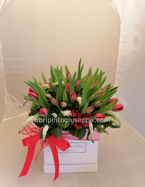 SCATOLA 20X20 CON 30TULIPANI ROSSI SU RICHIESTA ANTICIPATA DISPONIBILI ALTRI COLORI VERDE EPEPERONC