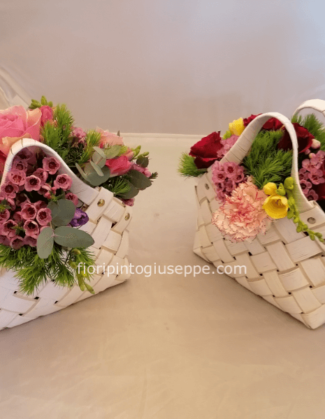 composizione di rose e fiori misti in elegante borsette